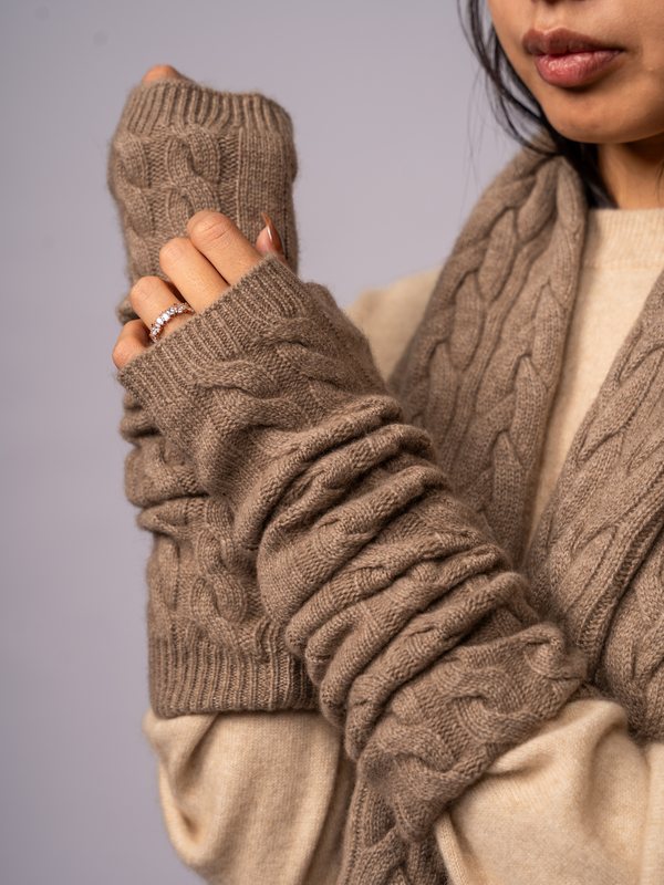 Cable-Knit Mittens in Organic Dark Brown