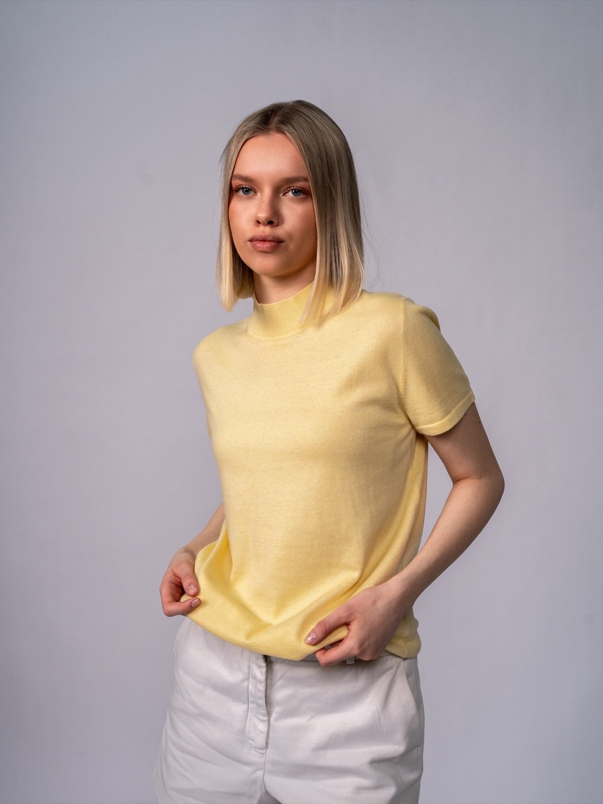 Kurzarm-Stricktop mit Mock-Neck · Pale Yellow — Ansicht 1