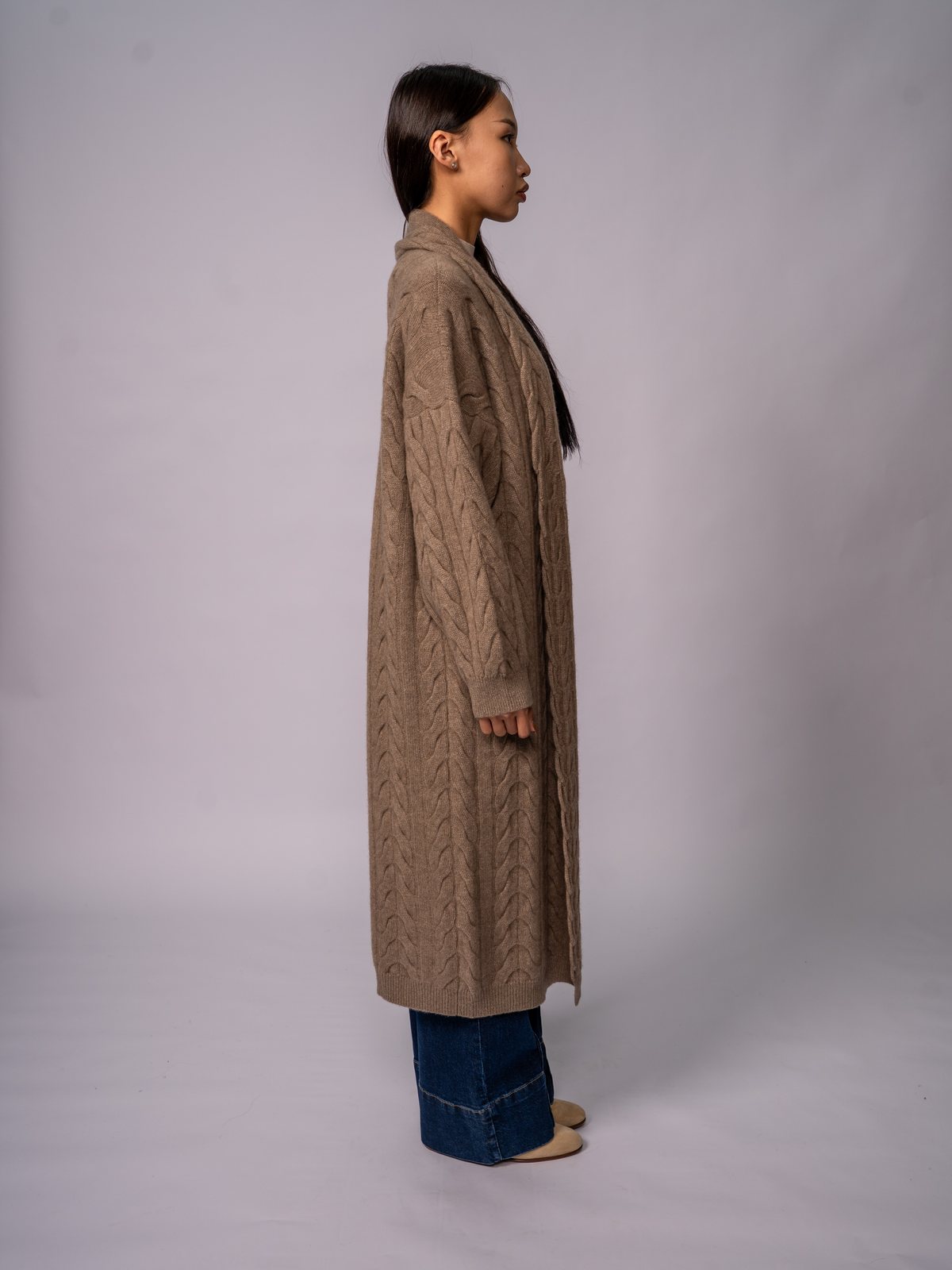 Zopfmuster-Cardigan in Mantellänge · Organic Dark Brown — Ansicht 1