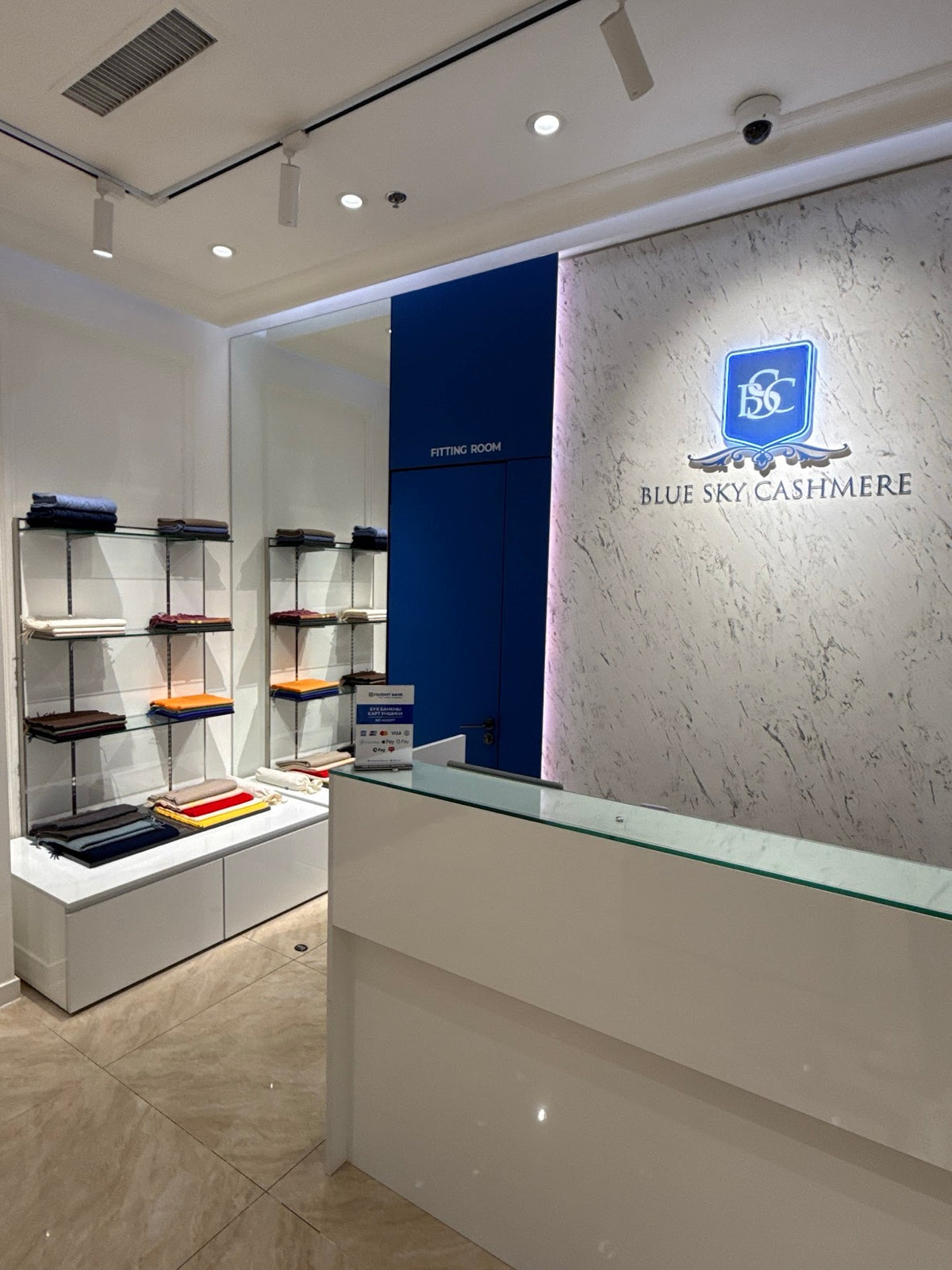 Im Blue Sky Cashmere Showroom, mit gefalteten Strickwaren und dem Tresen