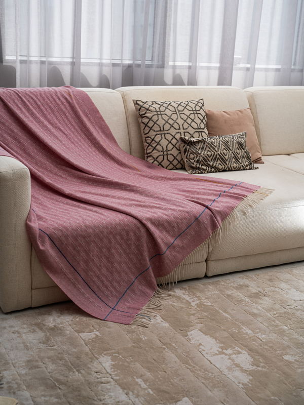 Izar Throw · Dusky Pink