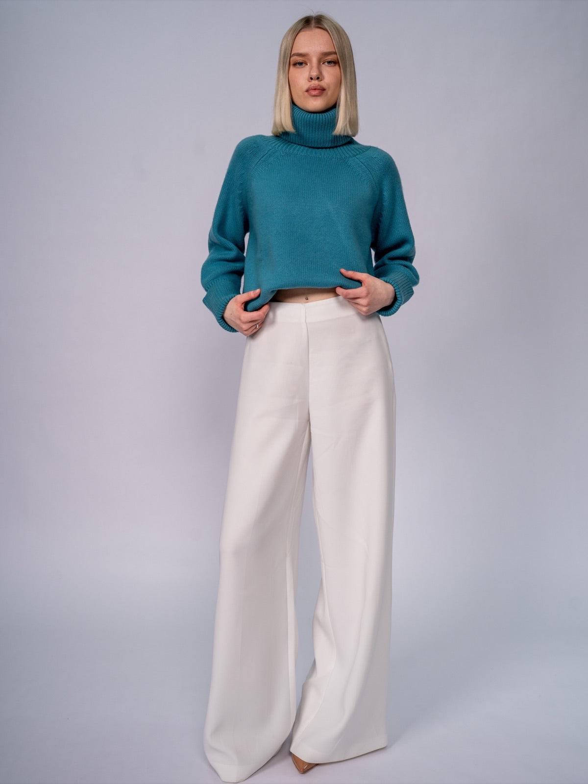 Kurzer Rippstrick-Rollkragenpullover in Teal — Vorderansicht