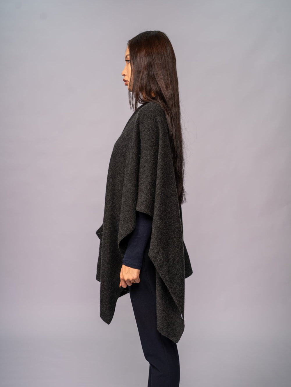 Drapierter Poncho mit Taschen · Charcoal