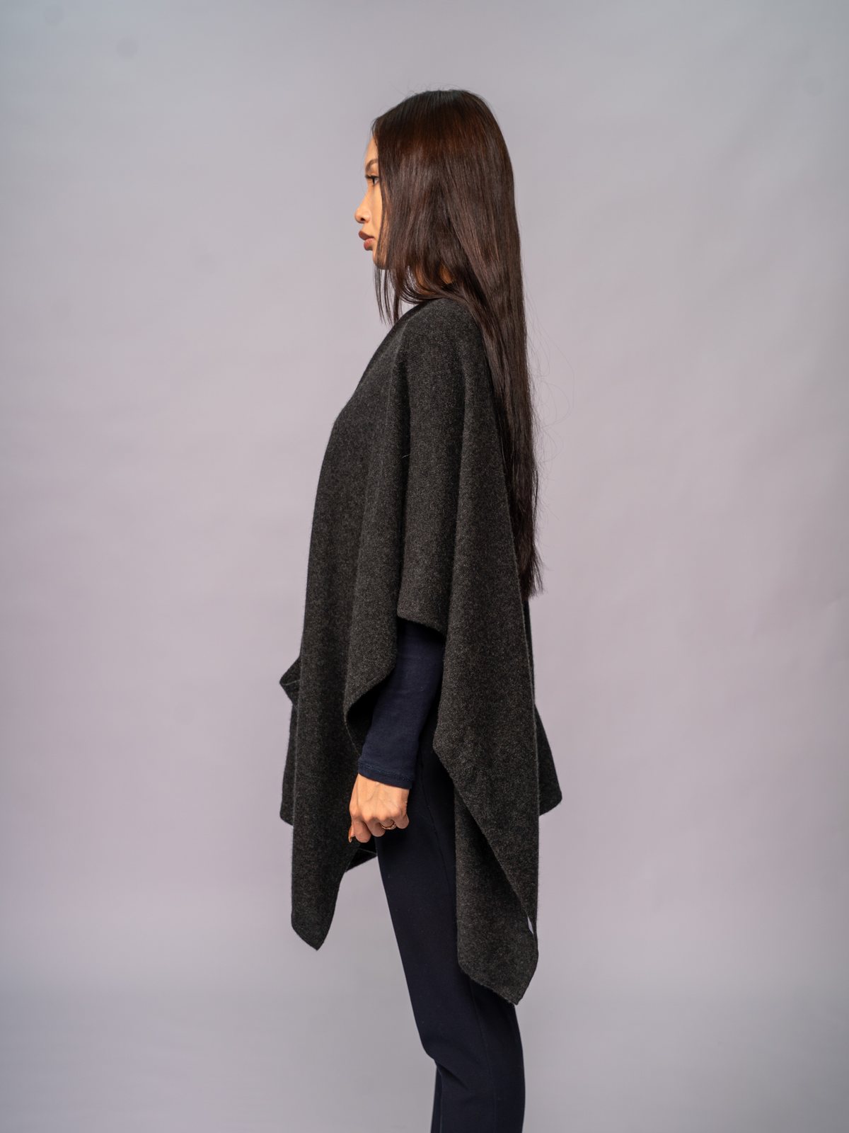 Drapierter Poncho mit Taschen · Charcoal — Ansicht 1