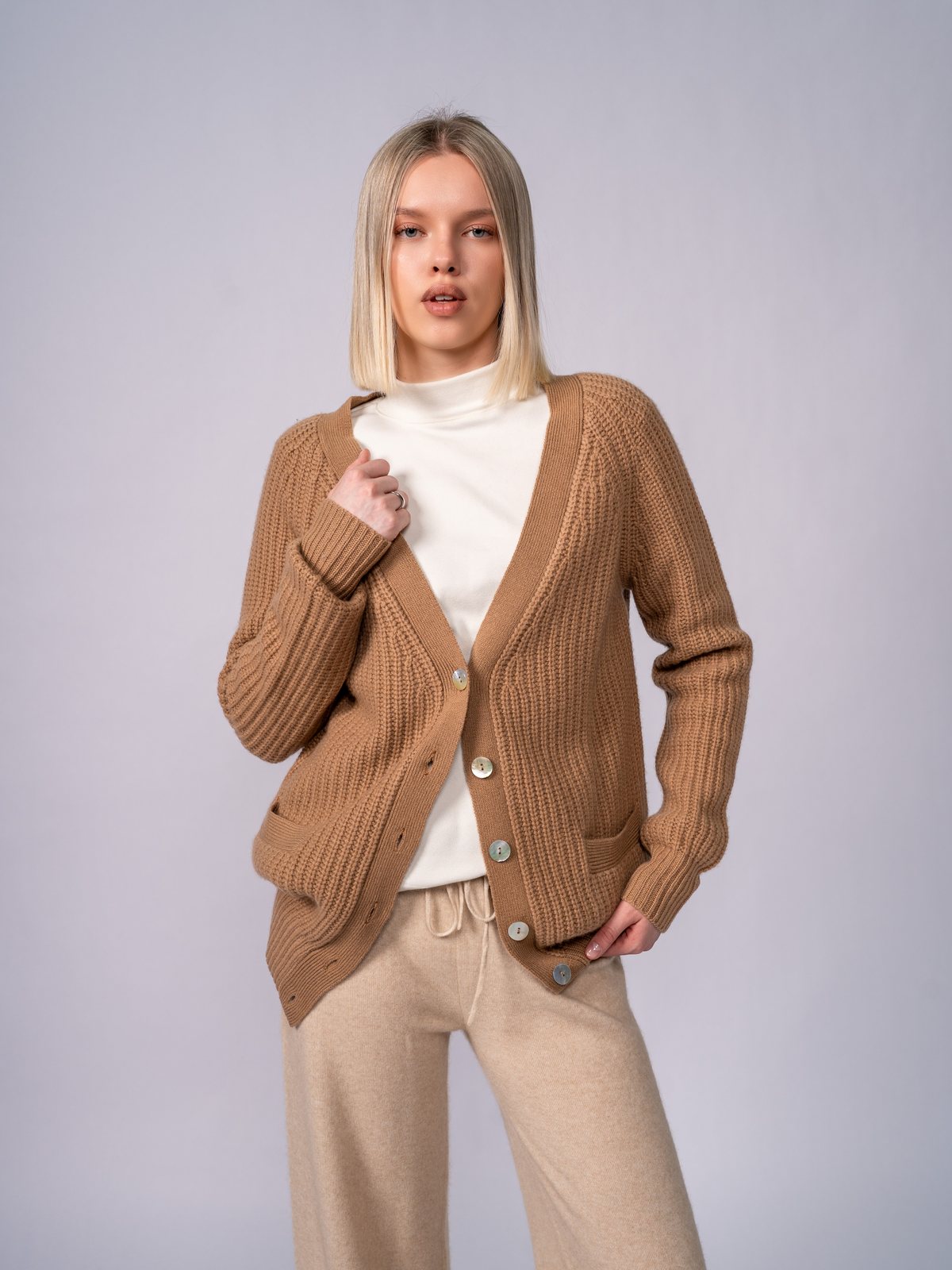 Nahaufnahme: Gerippter Knopf-Cardigan · Camel