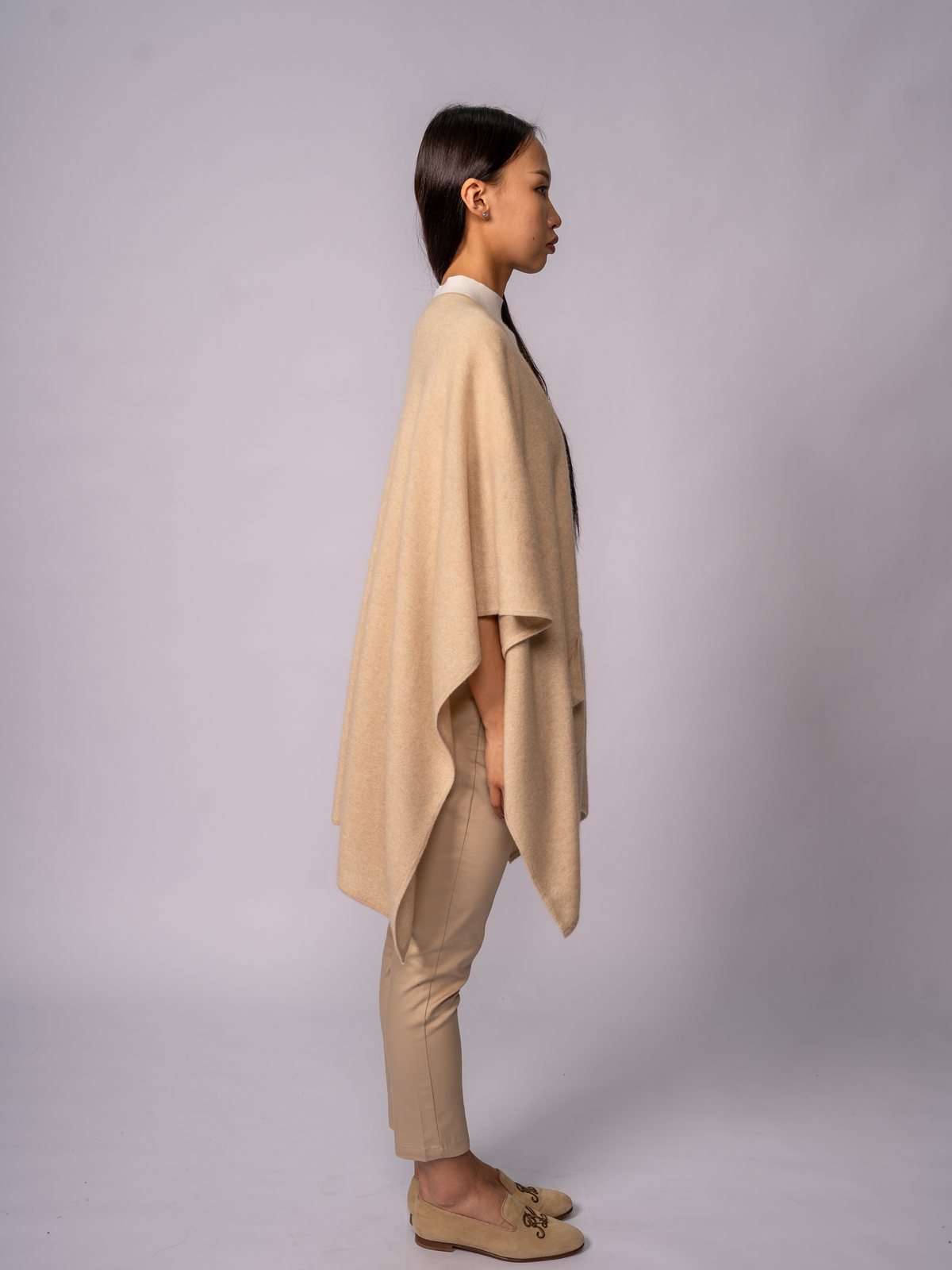 Drapierter Poncho mit Taschen · Organic Lt Brown — Ansicht 1