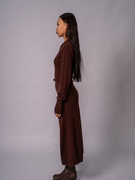 Abito midi in maglia con colletto · Deep Mahogany