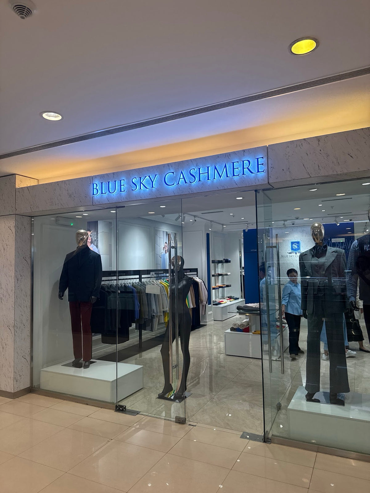 Der Eingang zum Blue Sky Cashmere Showroom im Central Tower, Ulaanbaatar