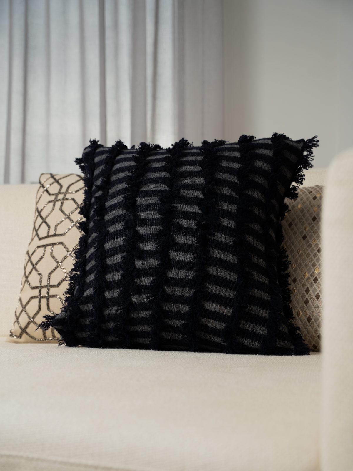 Funda de cojín con flecos anudados · Black — vista 1