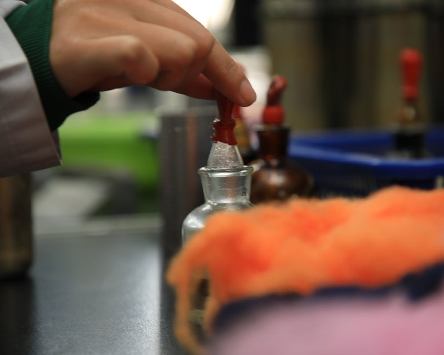 Laborfärbungskarte mit gefärbten Kaschmirgarnschlingen